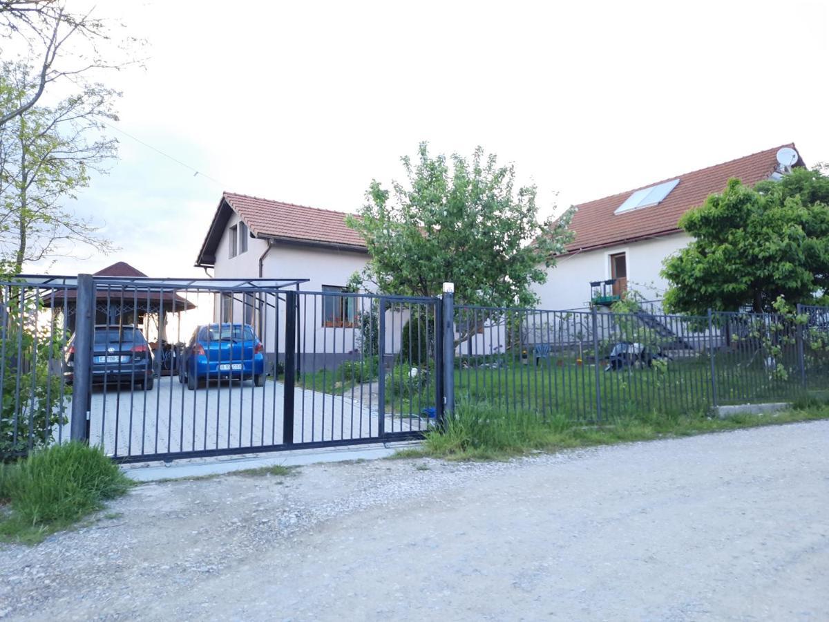Vintage And Cozy Room, Free Parking, Shared House In The Small Quiet Village Alba Iulia Room photo